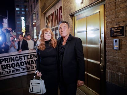 Bruce Springsteen y su mujer, Patti Scialfa, en la entrada del Walter Kerr Theatre de Broadway (Nueva York), donde tiene lugar su espectáculo 'Springsteen on Broadway'.