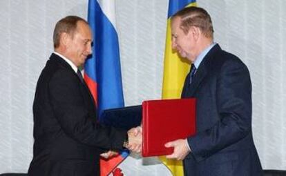 Firma del acuerdo sobre el estrecho de Kerch entre Vladímir Putin y Leonid Kuchma el 24 de diciembre de 2003.