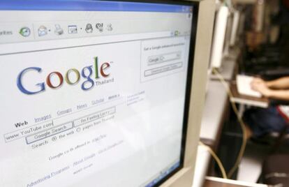 Usuarios manejando una pantalla de Google.