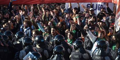 Un grupo de manifestantes intenta bloquear el puente Pueyrredon en Avellaneda.