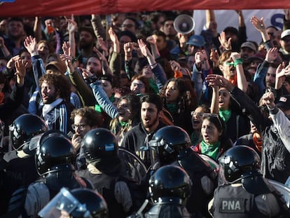 Un grupo de manifestantes intenta bloquear el puente Pueyrredon en Avellaneda.