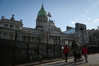 Pintas en las barricadas que separan el Congreso Nacional de los manifestantes, este jueves.