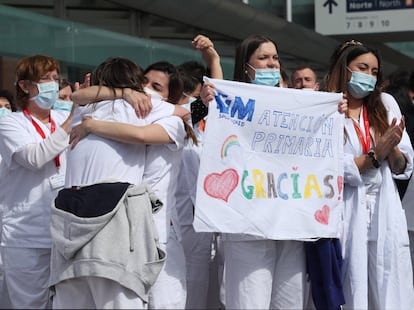 Personal sanitario abrazándose durante el acto de cierre del hospital de Ifema. Se conservarán las instalaciones necesarias, sobre todo las que van a través de las galerías de los pabellones, por si fuera preciso abrir de nuevo, algo que se podría hacer en menos de 48 horas.