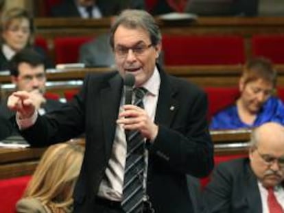 El presidente de la Generalitat Artur Mas, durante su intervención en la sesión de control a su Gobierno celebrada hoy en el Parlament de Cataluña.
