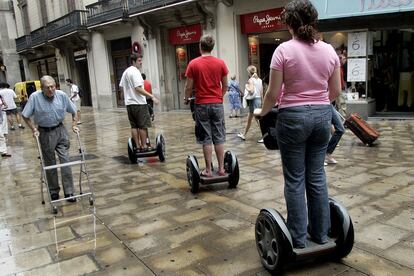 Usuarios de segways circulan por el centro de Barcelona.