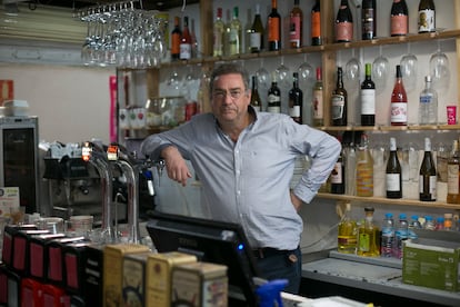 Jesús Martín, propietario de un bar de degustación de platos ecológicos en el mercado de la Cebada. 