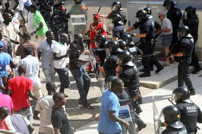 Disturbios en Salou (Tarragona) después de que un hombre senegalés muriera tras saltar del balcón de un tercer piso. Los Mossos acababan de derribar la puerta para entrar en su domicilio, según la portavoz del Gobierno catalán.