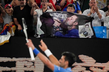 Djokovic celebra su triunfo contra Carballés en la Rod Laver Arena de Melbourne.