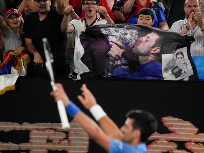 Djokovic celebra su triunfo contra Carballés en la Rod Laver Arena de Melbourne.