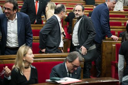 En la primera fila Neus Munté y Artur Mas; detrás, Jordi Turull (i), presidente del grupo parlamentario Junts pel Sí, junto al líder de la CUP, Antonio Baños (d).