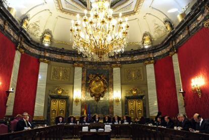 Vista de la sala en la que se celebra el juicio contra Garzón. El juez aparece a la izquierda, en primer término.