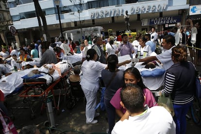 Diverses víctimes són ateses als voltants d'un hospital després del terratrèmol.