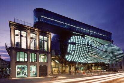 La impresionante fachada del museo de arte contemporáneo Kunsthaus Graz consta de 930 lámparas fluorescentes.