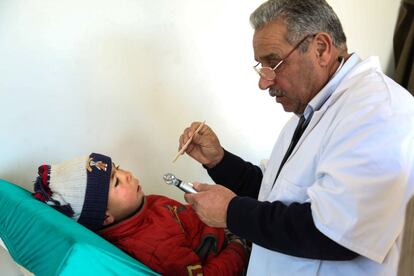 Un doctor comprueba el estado de salud de un niño recién llegado a uno de los centros de MSF en el norte de Alepo. 