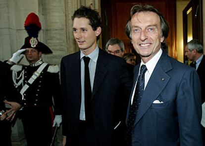 Cordero di Montezemolo, en primer plano, junto a John Elkann  tras una rueda de prensa en Roma.