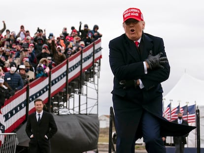 El presidente de los EE UU y candidato, Donald Trump, bromea sobre el frío que hacía al llegar al mitin de Washington (Michigan).