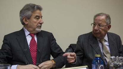 Los conselleiros de Contas Jesús Palmou y Dositeo Rodríguez, ambos del PP, ayer en el Parlamento.
