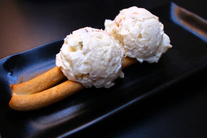 Bicicleta, ensaladilla sobre una rosquilla alargada.