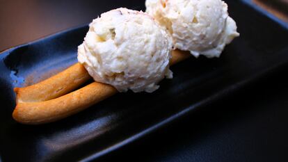 Bicicleta, ensaladilla sobre una rosquilla alargada.