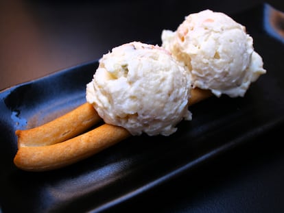 Bicicleta, ensaladilla sobre una rosquilla alargada.