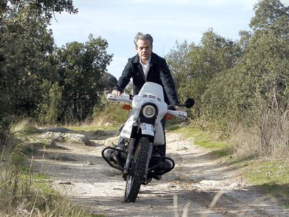 Marcos de Quinto, en el campo con la moto, una de sus aficiones favoritas.