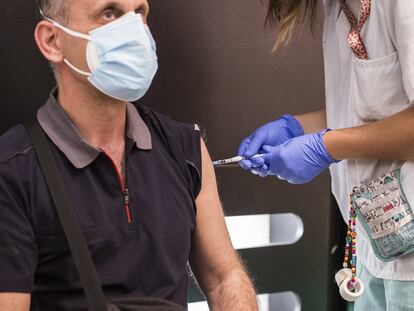 Una sanitaria administra la primera dosis de la vacuna de Pfizer a un hombre en el Hospital Universitario de Getafe, en Madrid, el 17 de mayo.