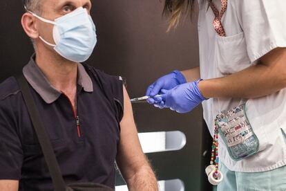 Una sanitaria administra la primera dosis de la vacuna de Pfizer a un hombre en el Hospital Universitario de Getafe, en Madrid, el 17 de mayo.