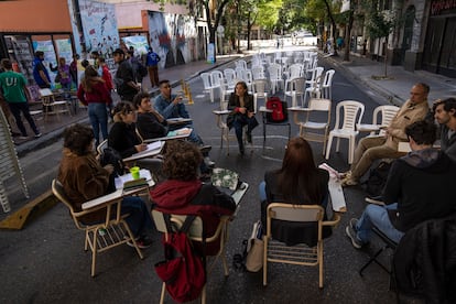 Estudiantes de ciencias sociales de la UBA atienden una clase en la vía pública para protestar los recortes, el 11 de abril.