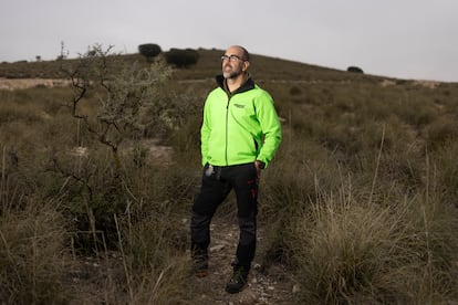 Fernando Bautista, responsable de áreas naturales de la asociación Alvelal, cerca de la finca La Junquera. 