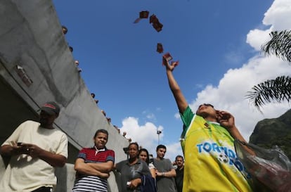 Eleitores aguardam fila para votar na favela da Rocinha, no Rio.