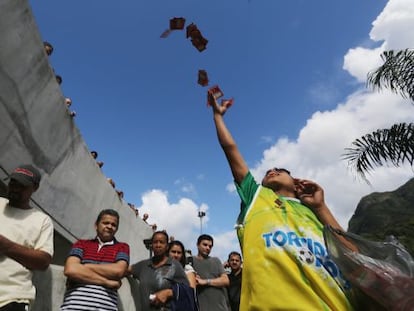 Eleitores esperan fila para votar en la favela de la Rocinha, en el Rio.