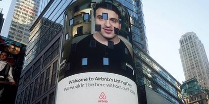 Cartel de AirBnb y su CEO, Brian Chesky, en la fachada de Nasdaq, este jueves.