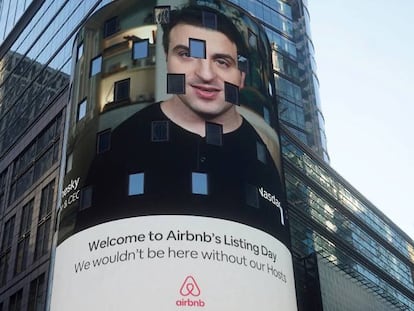 Cartel de AirBnb y su CEO, Brian Chesky, en la fachada de Nasdaq, este jueves.