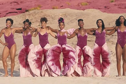 Janelle Monáe y sus bailarinas en su videoclip ‘Pynk’. Cualquier parecido de esos pantalones con lo que está usted pensando no es una casualidad.