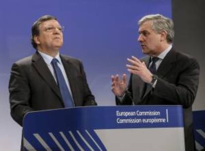 El presidente de la Comisión Europea (CE), José Manuel Durao Barroso (i), y el vicepresidente comunitario y responsable de Industria, Antonio Tajani, ofrecen una rueda de prensa en la sede de la Comisión Europeam, en Bruselas (Bélgica) hoy, miércoles 22 de enero de 2014.