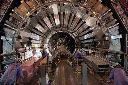Unos especialistas trabajan en el detector CMS, del acelerador de part&iacute;culas LHC, en junio de 2013.
 
 