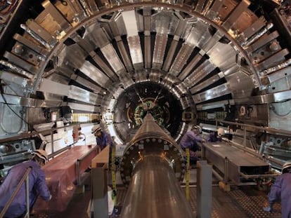 Unos especialistas trabajan en el detector CMS, del acelerador de part&iacute;culas LHC, en junio de 2013.
 
 