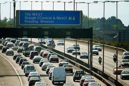 Colas de vehículos en una autopista británica durante las vacaciones de verano en agosto de 2003.