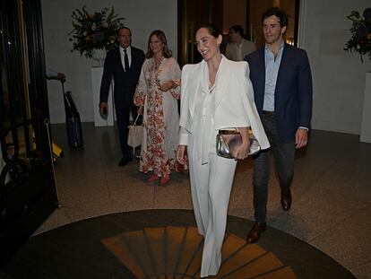 Tamara Falcó e Íñigo Onieva, acompañados de Chabeli Iglesias, anoche en el Hotel Ritz de Madrid en el que se celebró la fiesta de preboda.