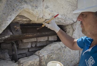 Detalle de la estructura de hierro que sostiene literalmente la piedra de la fachada, durante el proceso de limpieza del hierro.