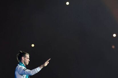 Bale, en la fiesta del Bernabéu tras conquistar la Champions.