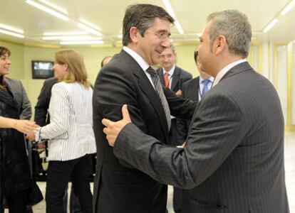 El <b><i>lehendakari,</b></i> Patxi López, saluda a Surio en los pasillos de la Cámara tras su elección como nuevo director general de EITB.