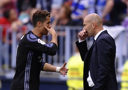 El entrenador del Real Madrid Zinedine Zidane da instrucciones a Cristiano Ronaldo durante el partido.