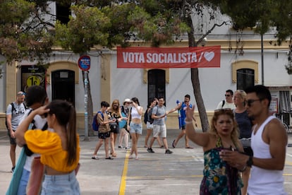 Carteles electorales en la plaza de la Estación de trenes de Sitges, este sábado, durante la jornada de reflexión.