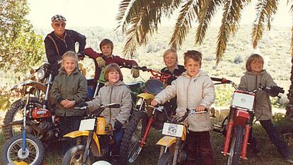 Paco Bultó, fundador de Montesa i Bultacó, amb sis dels seus nets. Al darrere, d'esquerra a dreta, Borja Gibernau Bultó, Sete Gibernau Bultó i Lucas Oliver Bultó. Al davant, Cristina Gibernau Bultó, Rafael Tarradas Bultó i Diego Oliver Bultó.