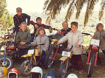 Paco Bultó, fundador de Montesa y Bultacó, con seis de sus nietos. Detrás, de izquierda a derecha, Borja Gibernau Bultó, Sete Gibernau Bultó y Lucas Oliver Bultó. Delante, Cristina Gibernau Bultó, Rafael Tarradas Bultó y Diego Oliver Bultó.