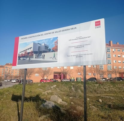 Valla de la Comunidad de Madrid informando del lugar asignado para la construcción de un centro de salud en Dehesa Vieja, un barrio de San Sebastián de los Reyes.