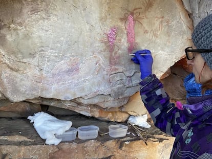 Trabajo de restauración, en 2022, de las pinturas rupestres del yacimiento del Vacas del Retamoso tras un acto vandálico con espray.