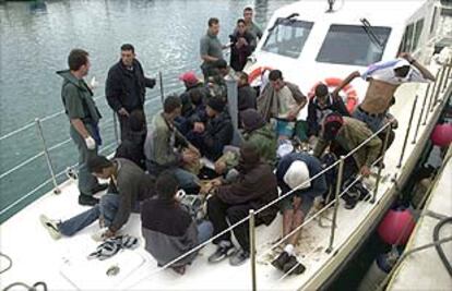 Una patrullera de la Guardia Civil llega al muelle de los Castillos, tras interceptar una patera con 22 inmigrantes a bordo.