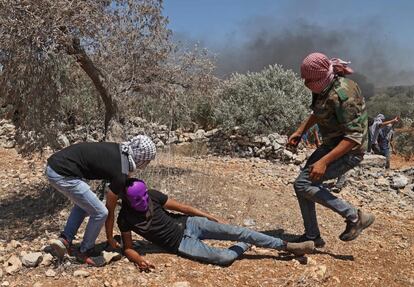 Palestinos enmascarados durante los enfrentamientos con las fuerzas israelíes en el pueblo de Beita, cerca de la ciudad ocupada de Nablús.